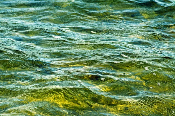 Hermosas aguas azules y verdes con suaves ondas en la superficie — Foto de Stock