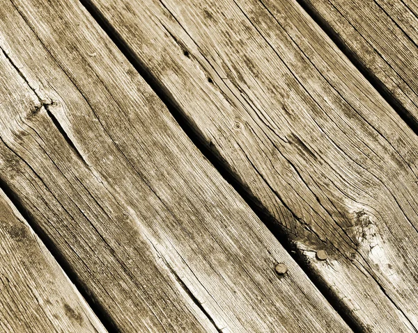 Väderbitna och slitna plankor av trä med spik inbäddade — Stockfoto