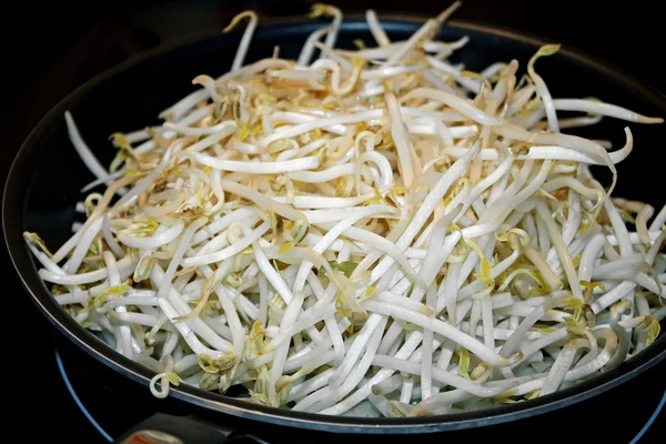 프라이팬 요리 준비에 신선한 유기농 콩나물 — 스톡 사진