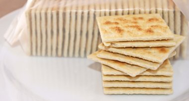 Düz veya bir tepesi ile zevk için bir plaka üzerinde çıtır tuzlu kraker yığını