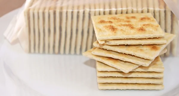 Pilha de biscoitos salgados crocantes em um prato para ser apreciado simples ou com uma cobertura — Fotografia de Stock
