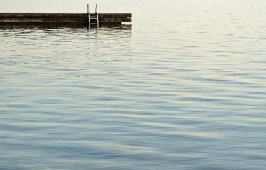 Merdiven güzel sakin suları kıyısında yüzme dock