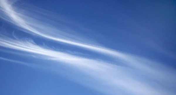 White wispy Cirrus Clouds in a blue summer sky — Stock Photo, Image