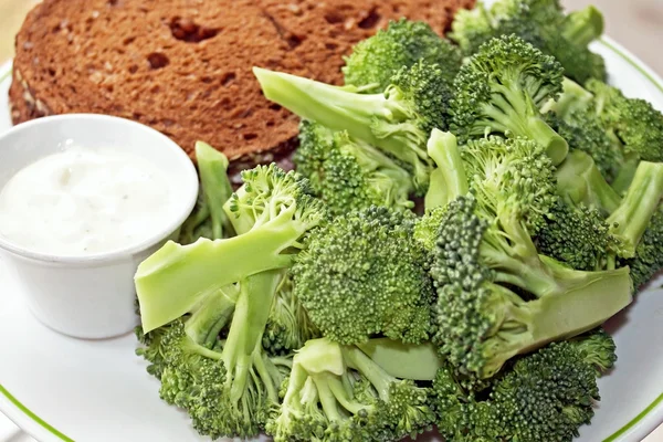 Tápláló rozskenyér-szendvicset, oldalt a friss brokkoli és a mártással — Stock Fotó