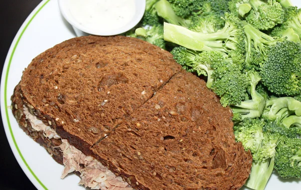 Nutritious Tuna on Rye with a side of fresh broccoli and a dipping sauce — Stock Photo, Image