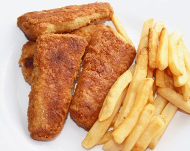 Bir altın kahverengi fırın fırında patates kızartması sopalarla balık pişmiş pişmiş