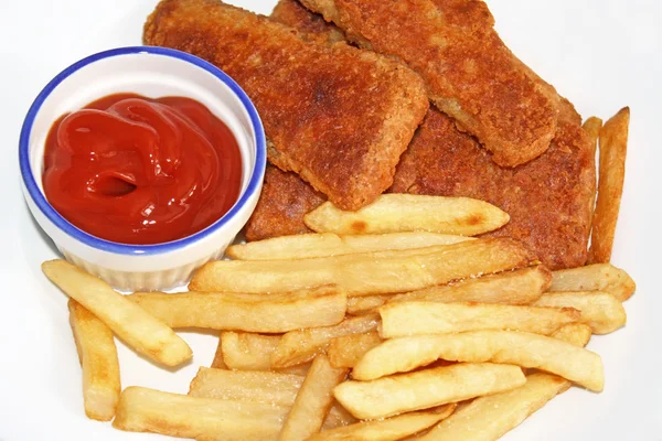 Forno assado Peixes Paus com batatas fritas assadas cozidas para um marrom dourado. Um lado de ketchup zesty para mergulhar — Fotografia de Stock