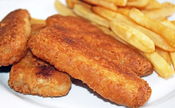 Bir altın kahverengi fırın fırında patates kızartması sopalarla balık pişmiş pişmiş — Stok fotoğraf