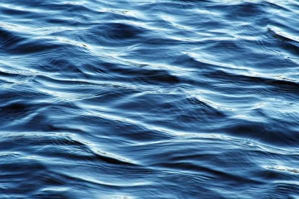 Vackra blå vatten med mjuka vågor rör sig längs ytan — Stockfoto
