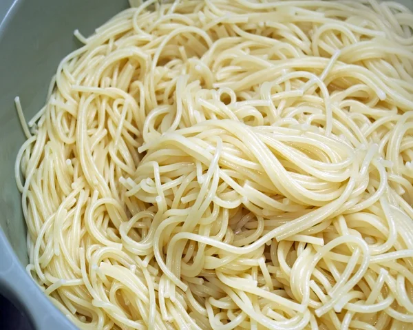 Macarrão em Colander — Fotografia de Stock