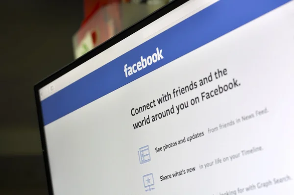 Página de inicio de Facebook en la pantalla del ordenador — Foto de Stock