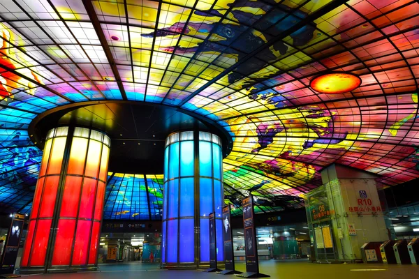 Belle coupole de lumière à la station du boulevard Formosa — Photo