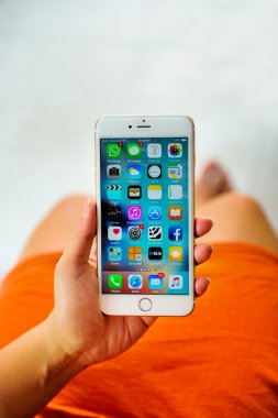 Elma iPhone 6S artı tutan kadın.