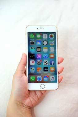 Elma iPhone 6S artı tutan kadın.