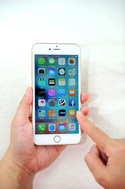 Elma iPhone 6S artı tutan kadın.