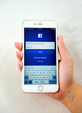 Elma iPhone 6S artı tutan kadın.