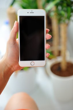 Elma iPhone 6S artı tutan kadın.