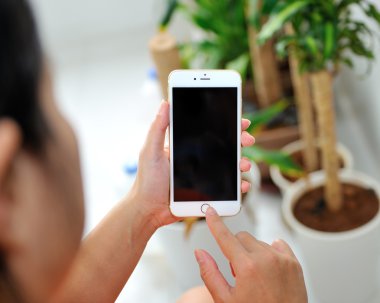 Elma iPhone 6S artı tutan kadın.