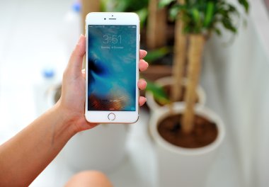 Elma iPhone 6S artı tutan kadın.