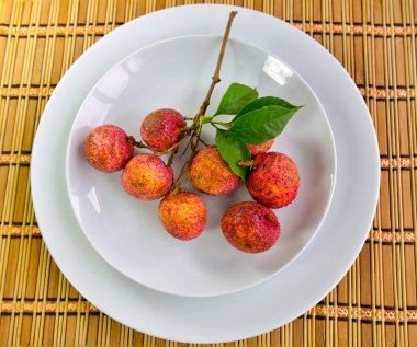 Taze lychee beyaz tabakta izole