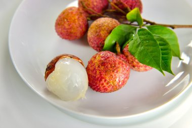 Taze lychee beyaz tabakta izole