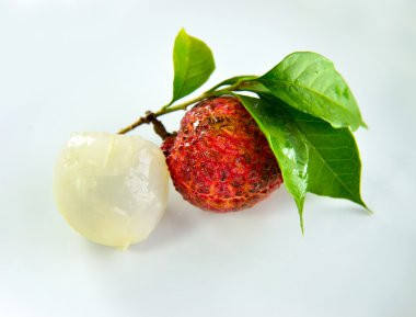 Taze lychee beyaz tabakta izole