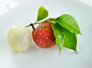 Taze lychee beyaz tabakta izole