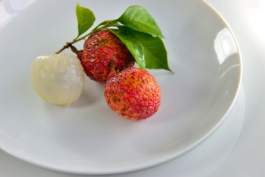 Taze lychee beyaz tabakta izole