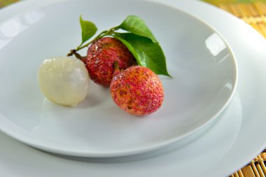 Taze lychee beyaz tabakta izole