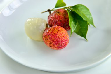 Taze lychee beyaz tabakta izole