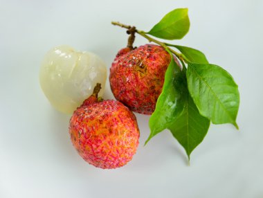 Taze lychee beyaz tabakta izole