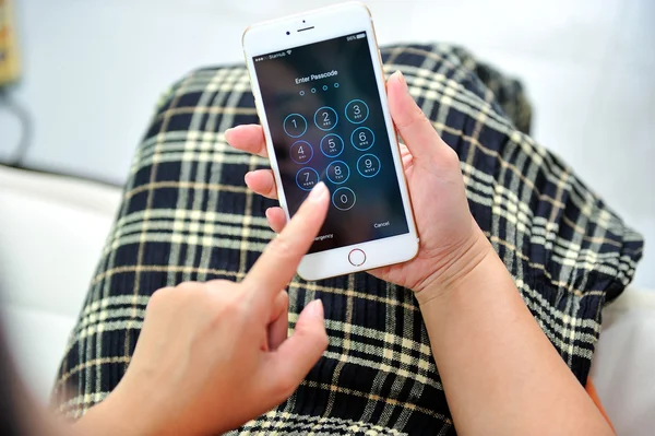 애플 아이폰 6S + 를 들고 있는 여성 — 스톡 사진