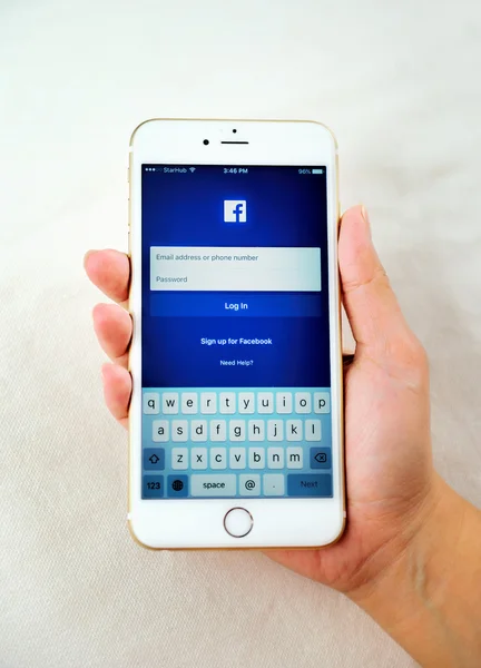 Elma iPhone 6S artı tutan kadın.