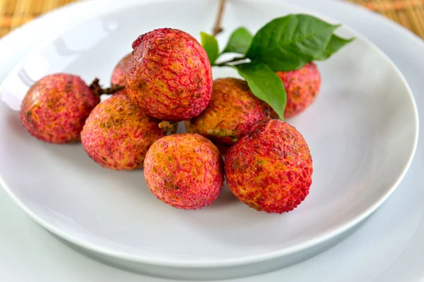 Taze lychee beyaz tabakta izole