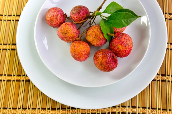 Taze lychee beyaz tabakta izole