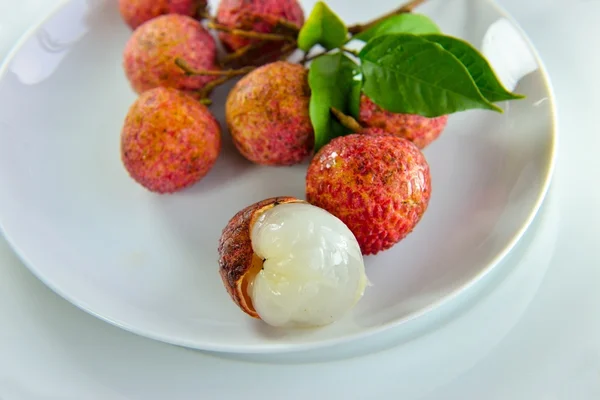 Lichi fresco aislado en plato blanco —  Fotos de Stock