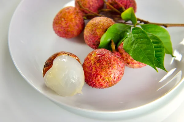 Taze lychee beyaz tabakta izole