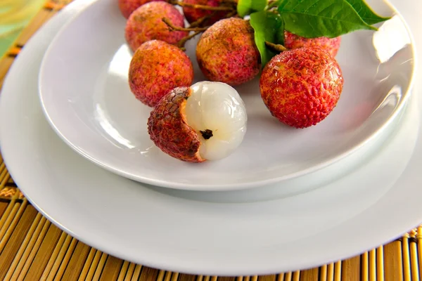 Lichi fresco aislado en plato blanco —  Fotos de Stock