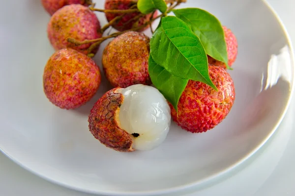 Lichi fresco aislado en plato blanco —  Fotos de Stock