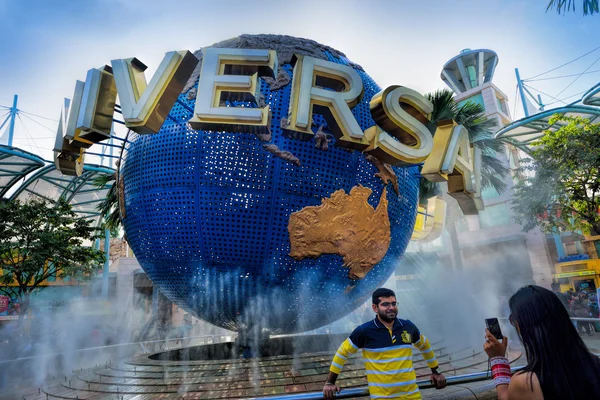 Touristen fotografieren vor dem sich drehenden Globus-Brunnen — Stockfoto