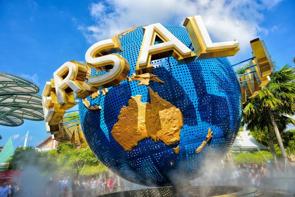 Turister ta bilder framför roterande globe fontän — Stockfoto