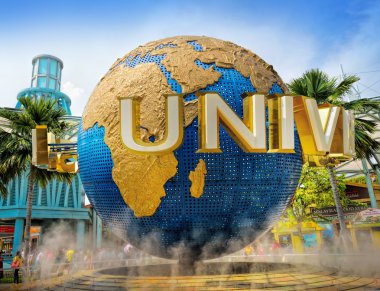 Universal Studios fıskiyede küre dönen gündüz