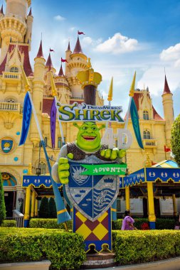Shrek kale Universal Studio Singapur mavi gökyüzü ile 4d macera