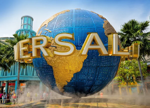 Overdag van roterende wereldbol fontein in Universal Studios — Stockfoto