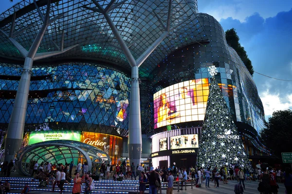 Ночной вид на рождественские украшения в Сингапуре Orchard Road — стоковое фото