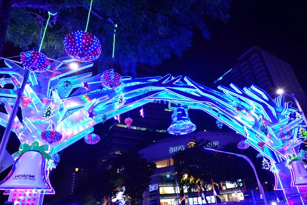 シンガポールのオーチャード ロードのクリスマスの装飾の夜景 — ストック写真
