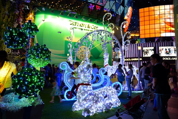 Nattvisning av juldekoration på Singapore Orchard Road — Stockfoto