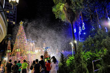 Noel dekorasyon Singapore Orchard Road gece görünümü