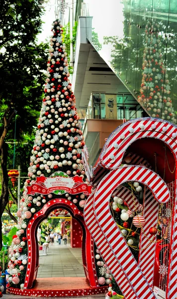 Widok z dnia na świąteczne dekoracje w Singapurze Orchard Road — Zdjęcie stockowe