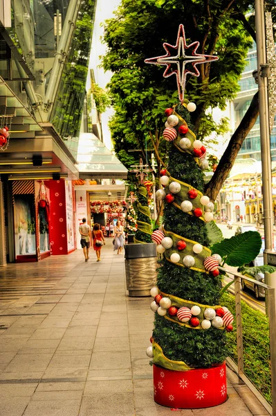 Widok z dnia na świąteczne dekoracje w Singapurze Orchard Road — Zdjęcie stockowe